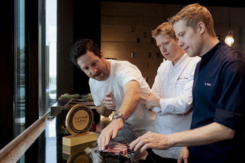 Fabio Toffolon und Dominik Sato verwenden LUMA Beef im «The Japanese». 