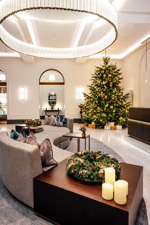 Die weihnachtlich geschmückte Lobby.