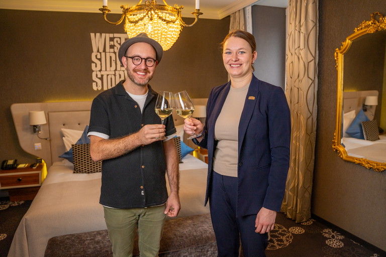 Dominik Inal (l.), Gründer Weinkollektiv, und Nicole Dali (r.), Leiterin Seminar &amp; Bankett.