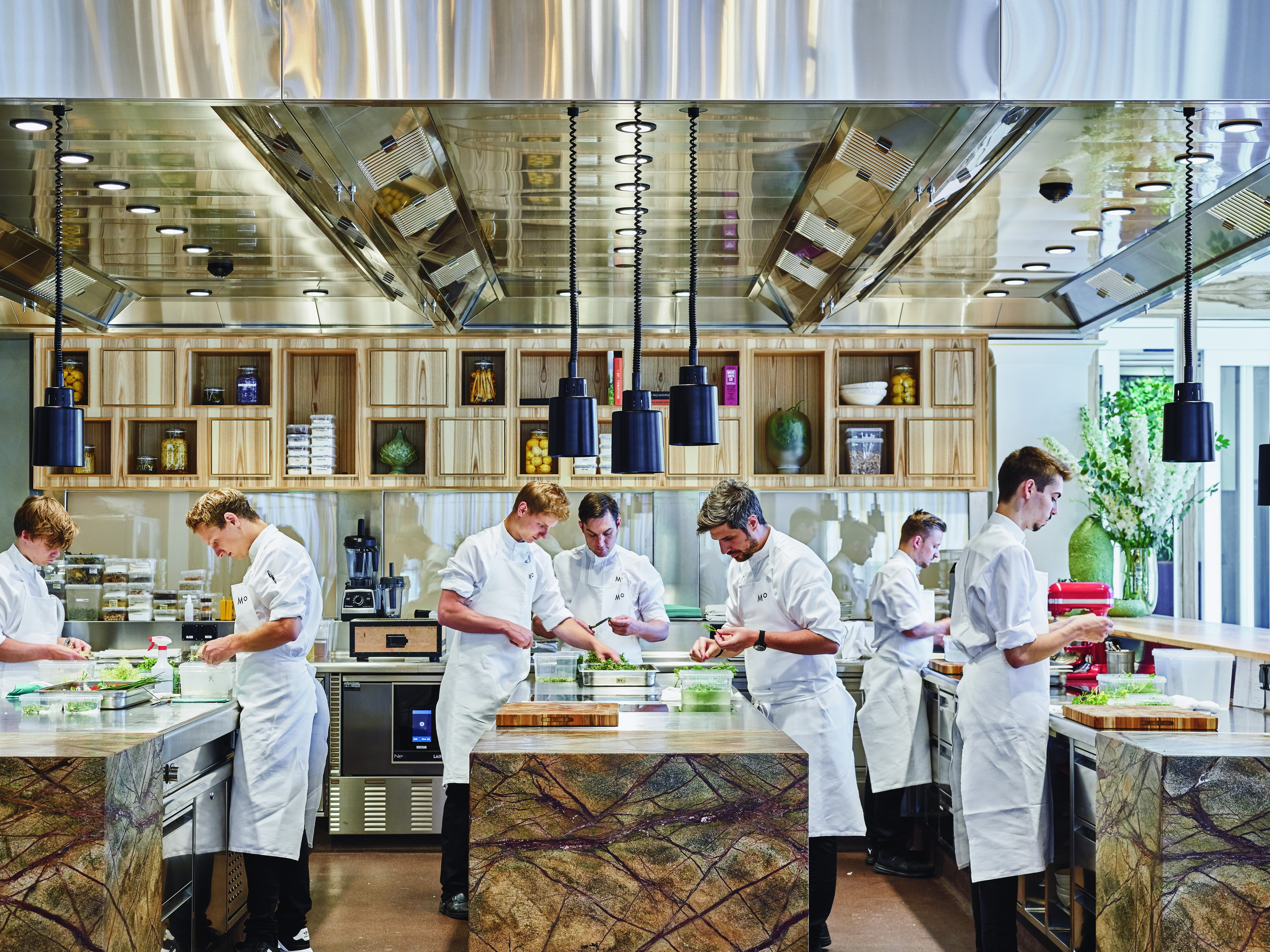 Im Restaurant «Memories» im «Grand Resort Bad Ragaz» kann man dem Spitzenkoch Sven Wassmer beim Kochen über die Schulter schauen.