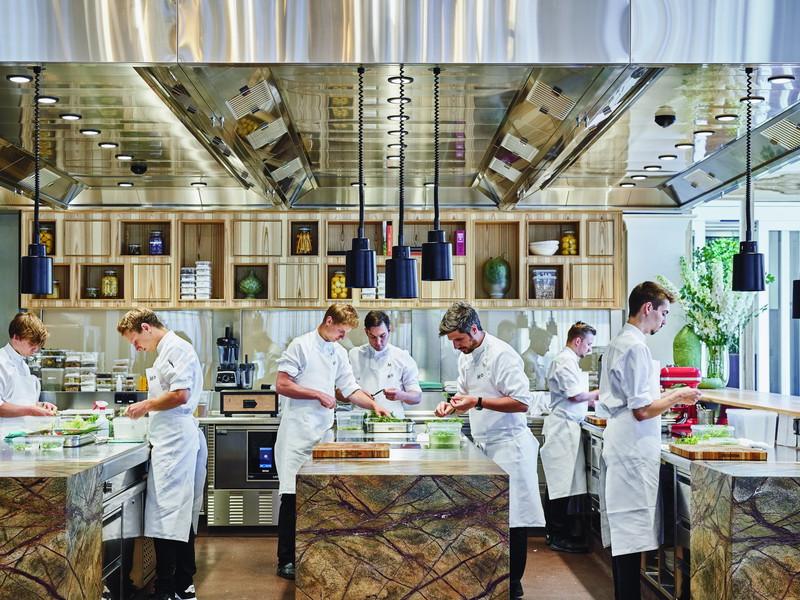 Im Restaurant «Memories» im «Grand Resort Bad Ragaz» kann man dem Spitzenkoch Sven Wassmer beim Kochen über die Schulter schauen.