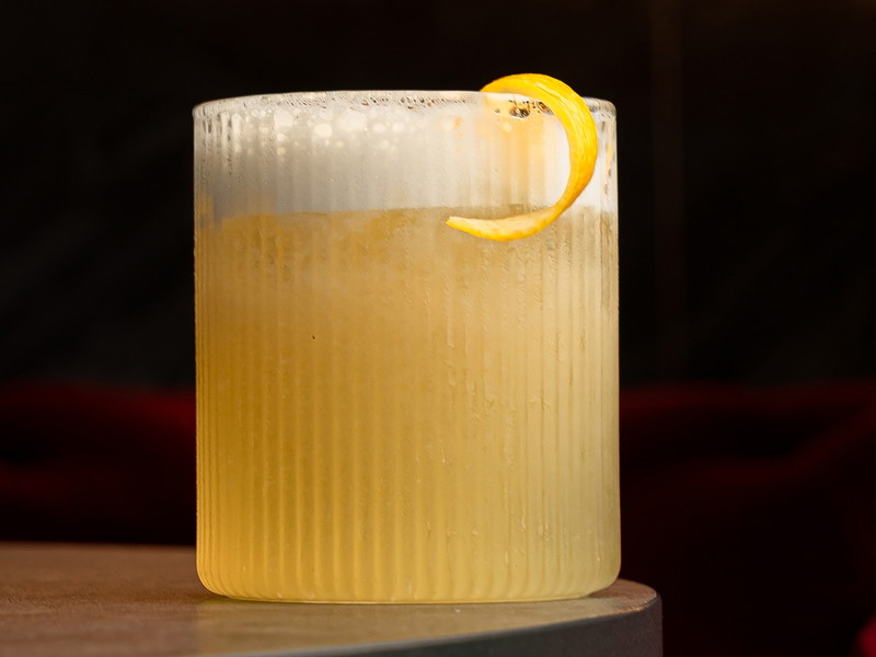 Der »Morning Glory Fizz« ist einer der ältesten, bekannten Anti-Kater-Cocktails. Man kann ihn aber auch ohne dicken Schädel genießen.