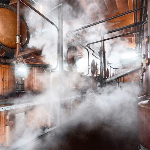 Nach der Extraktion des Alkohols aus dem Trester wird das dabei gewonnene Liquid in kupfernen Brennkesseln destilliert.