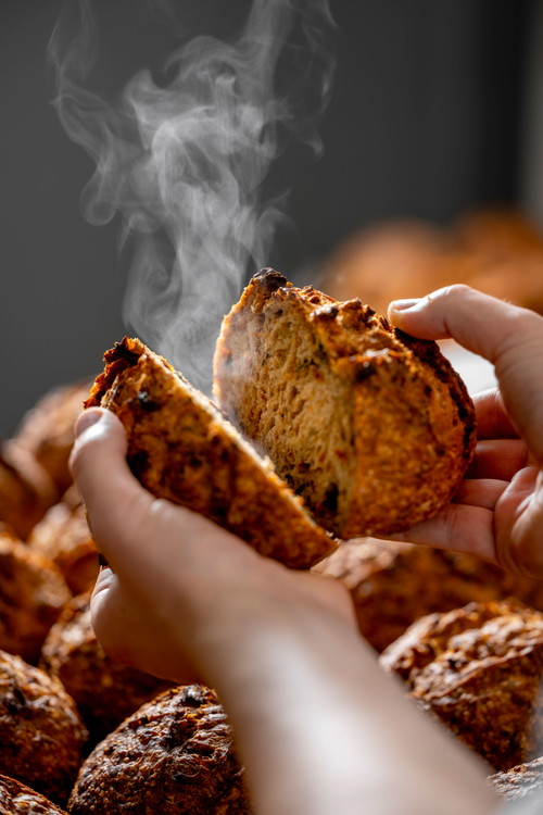 Zu den innovativsten Kreationen des Drei-Sterne-Kochs Niko Romito gehört das Sauerteigbrot mit Kartoffeln, das eine völlig neue Textur hervorbrachte: innen extrem luftig und außen knusprig.