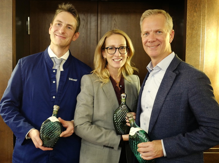 Der Zauber der Zangenflasche: Christian Dehler, Annia Rainer-Rochelt und Alexander Rainer (v.l.n.r.) im »Dallmayr-Kabinett«.
