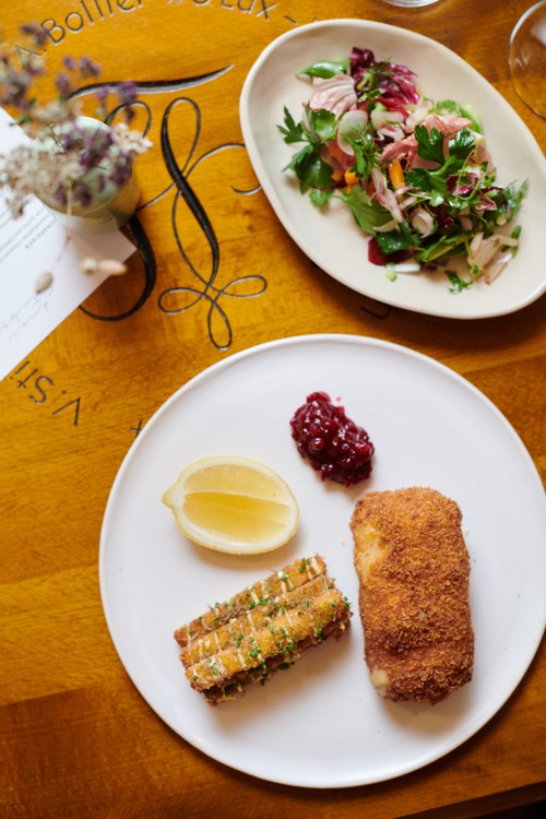Rösti Fries und ein kleiner Wintersalat als Beilage.