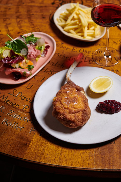 Pommes und Wintersalat als Beilagen.