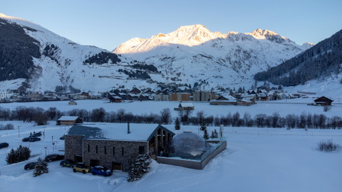 Das «The Swiss House» ist umgeben von einem atemberaubenden Berg-Panorama.