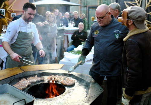 Die Würste grillten »resident chef« Daniel Weisser und Bernhard Steinhauer von der Steirischen Grillschule.  