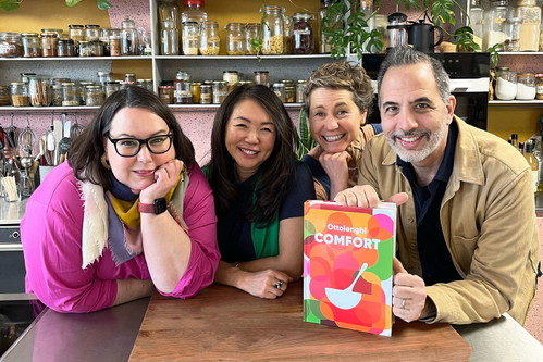 Yotam Ottolenghi mit seinem Team und dem Werk »Ottolenghi Comfort«.