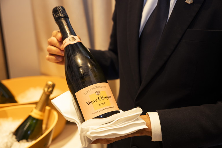 Die Witwe Clicquot war eine der ersten Frauen in der Geschäftswelt und eine Pionierin. Sie kreierte den ersten Rosé-Champagner. 