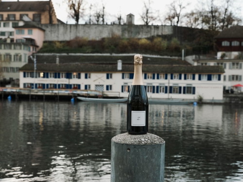 Die «Zhampagneria» lädt vom 6. bis 21. Dezember 2024 zum Zürischum-Geniessen an der Schipfe in Zürich ein.