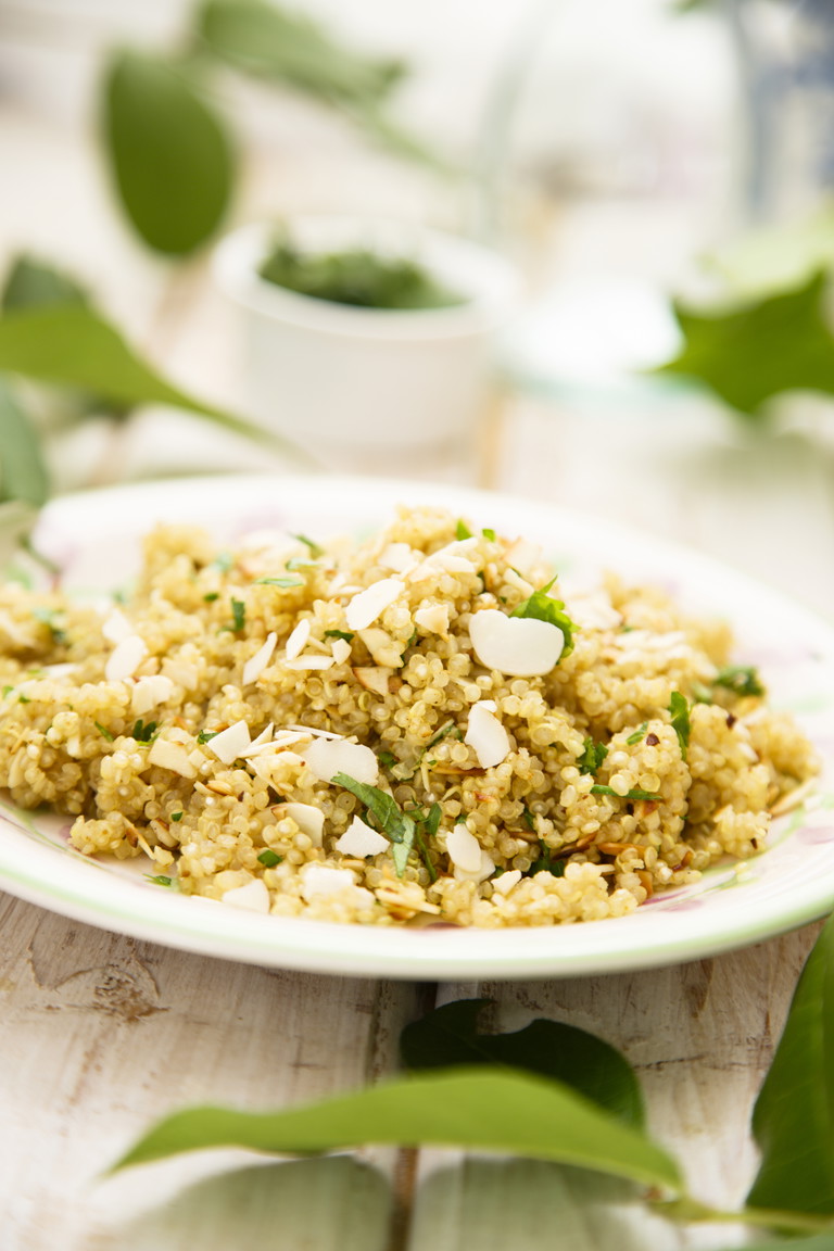 Quinoa schmeckt besonders gut mit gerösteten Mandeln.