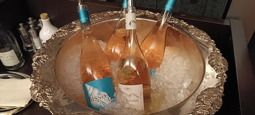 Zum Auftakt durften die Gäste Rosé-Wein geniessen.