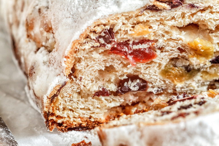 Die Zutaten des Dresdner Christstollen sind vom »Schutzverband Dresdner Stollen e. V.« genau vorgegeben.
