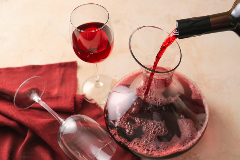 Nicht jeder Wein muss karaffiert werden.