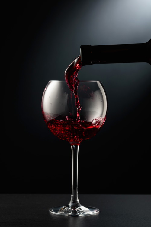 Gläser mit einem großen Kelch können helfen, den Wein atmen zu lassen – mit geringeren Nebenwirkungen, als es beim Dekantieren der Fall ist.
