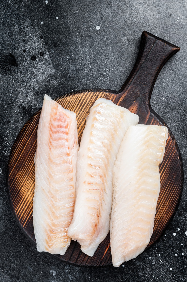 Kabeljau ist ein kalorien- und fettarmer Fisch und enthält wichtige Nährstoffe wie Vitamin B12 und Selen.