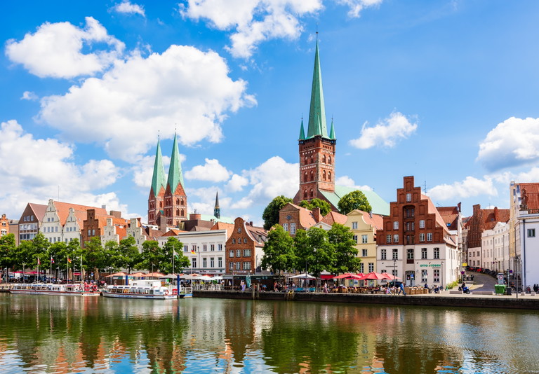 Lübeck ist heute fest mit der Marzipanherstellung verbunden. Ihren Ursprung soll die Süßspeise jedoch in Persien haben. 