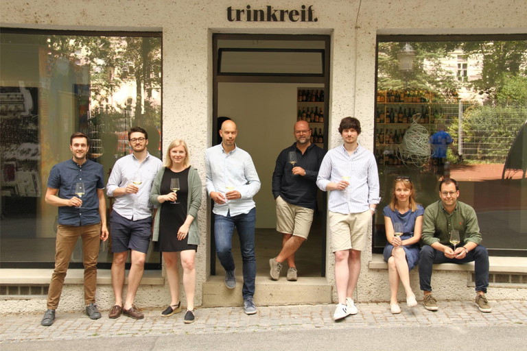 Das »trinkreif«-Team vor ihrem Standort am Wiener Loquaiplatz.