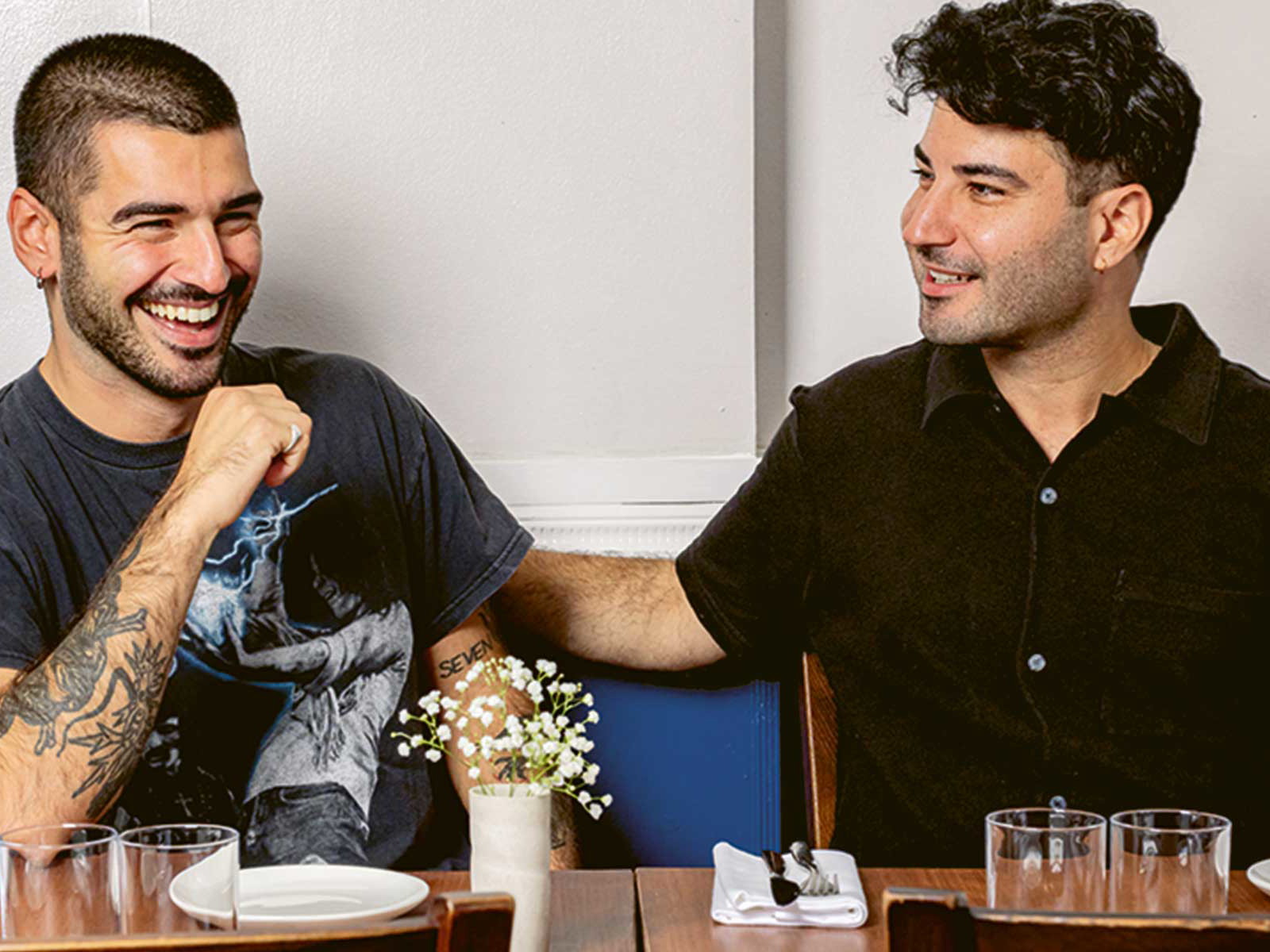 Sertaç (l.) ist der Starkoch, Bruder Ferhat werkt im Hintergrund.