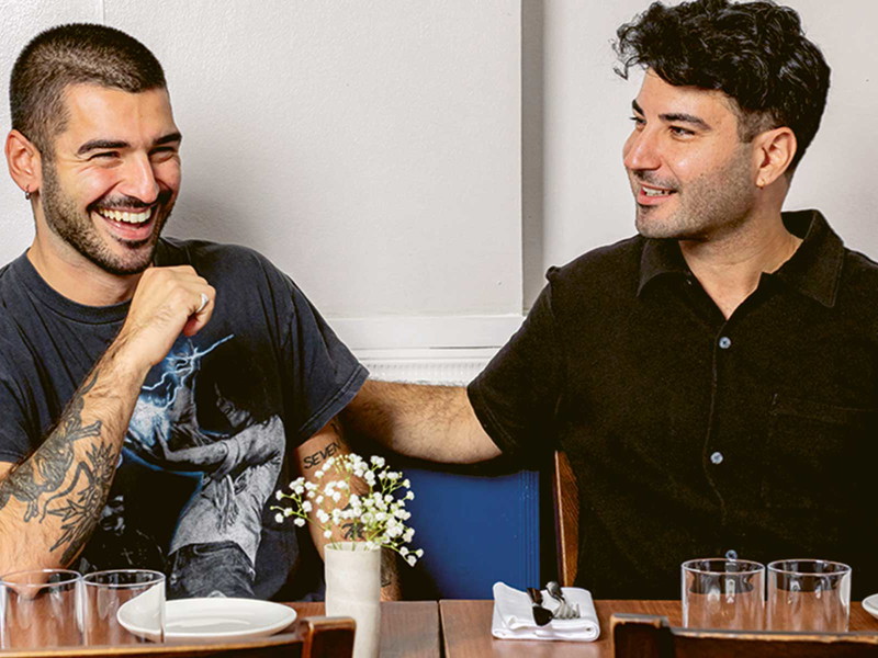 Sertaç (l.) ist der Starkoch, Bruder Ferhat werkt im Hintergrund.