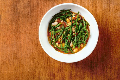 Dreierlei erntefrische Bohnen (Cannellini, Borlotti und Fisolen) mit frischen Tomaten und Meeresspargel – für Sertaç Dirik der »Inbegriff des Sommers«.
