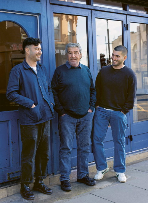 Blaumachen: Ferhat (l.) und
Sertaç Dirik mit ihrem Vater Ali vor dem Eingang zum Restaurant. 