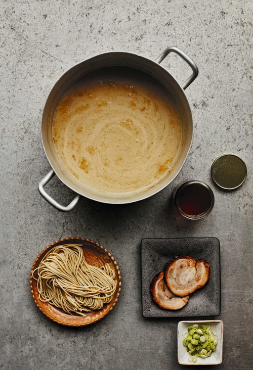 Tonkotsu – japanische Schweinebrühe für Ramen.
