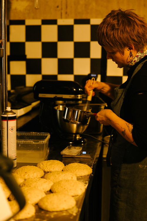 Seline Arlautzki bäckt frische Brötchen.
