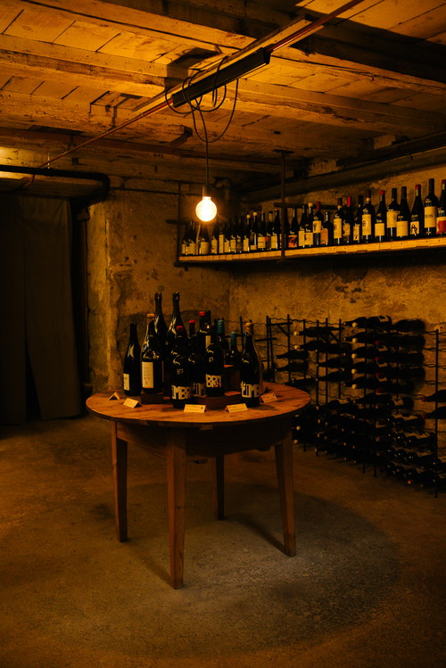 Wein gibts aus dem eigenen Keller.