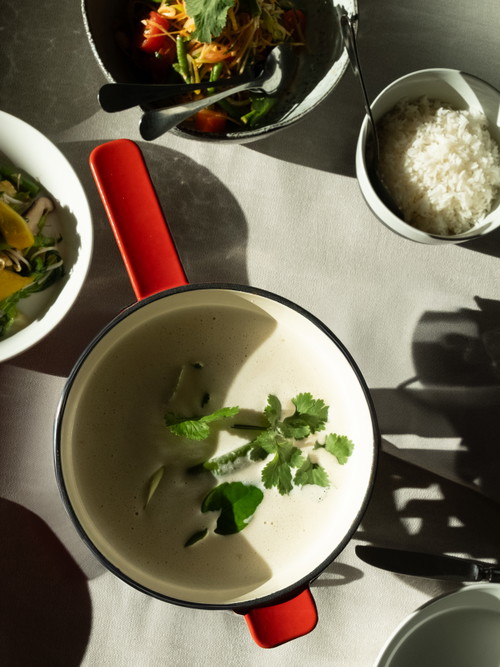 Die Basis vom Fondue Tom Kha Gai ist eine Geflügel-Kokos-Suppe.