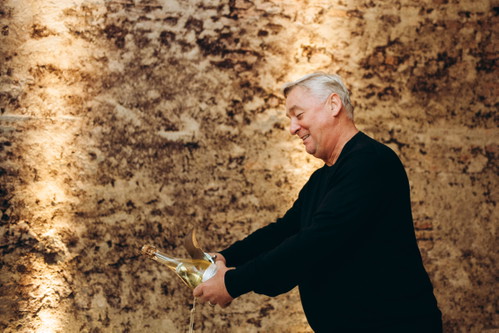 Andreas Vitasek sabriert eine Flasche Schlumberger.