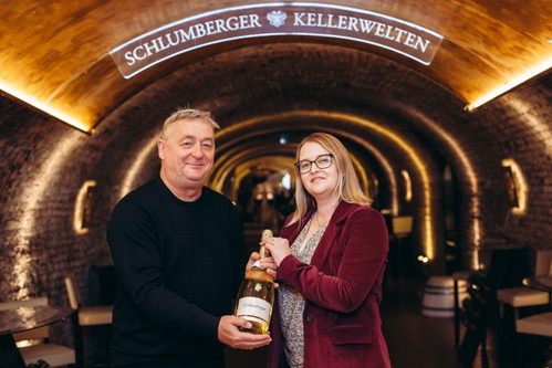 Aurore Jeudy übergibt Andreas Vitasek eine Flasche Schlumberger zum Einstand als Sekt-Botschafter.