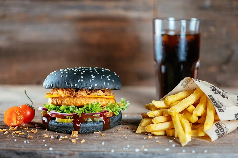 Der «bby chick vegan» im Black Bun – als Menü. 