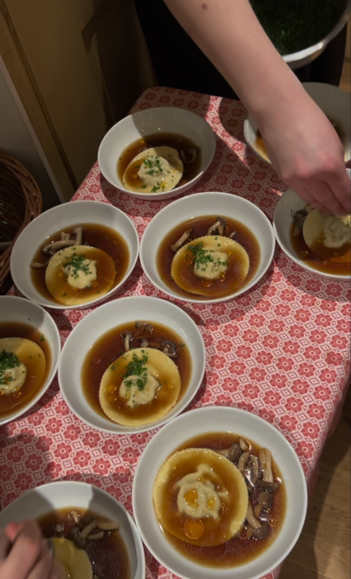 Zwischengang: Pilzconsommé mit gebratenen Buchenpilzen und Raviolo mit Pilzfüllung.