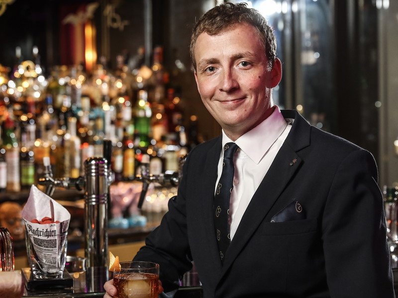 Die Bar des »Breidenbacher Hofs« in Düsseldorf ist ein Kleinod für Fans klassischer Barkultur. Doch Barchef Carsten Möller weiß, dass es ohne alkoholfreie Drinks heute nicht mehr geht.