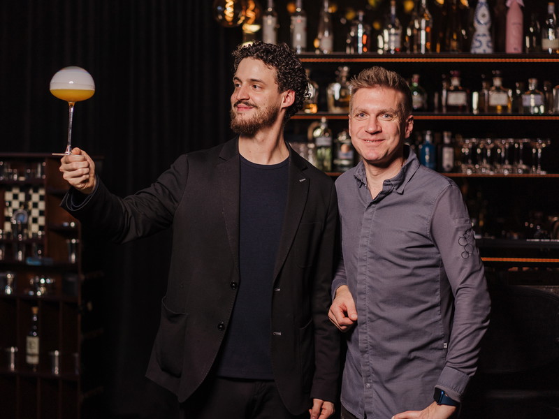 Bar-Chef und Sommelier Thomas Kracher mit Andreas Senn (rechts).
