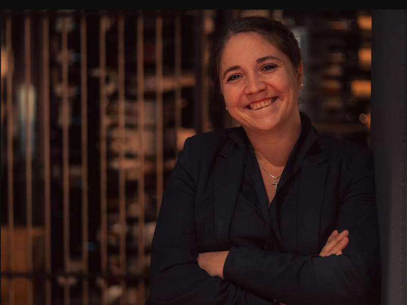 Katharina Iglesias è attualmente la migliore sommelier della Germania. Nel 2024, la trentenne ha vinto la Coppa Sommelier dell'Istituto Tedesco del Vino (Deutsches Weininstitut).