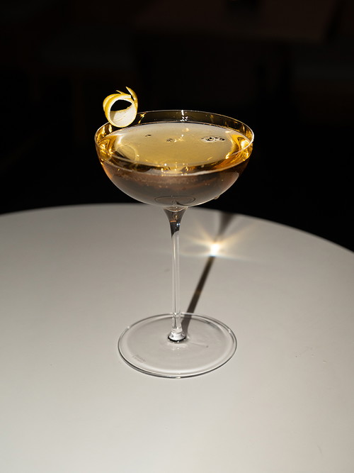 Der alkoholfreie Drink »Quitte me Baby« besteht aus 30 ml Quince-Cardamom-Cordial, 20 ml Martini Floreale, 5 ml Zitronensaft und alkoholfreiem Sekt.