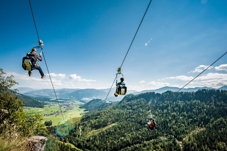 Eine Mischung aus Kinderschaukel und Sessellift – nur dass man mit der Zipline schneller Richtung Tal braust, als die Autos auf der Ennstal-Bundesstraße fahren dürfen. 