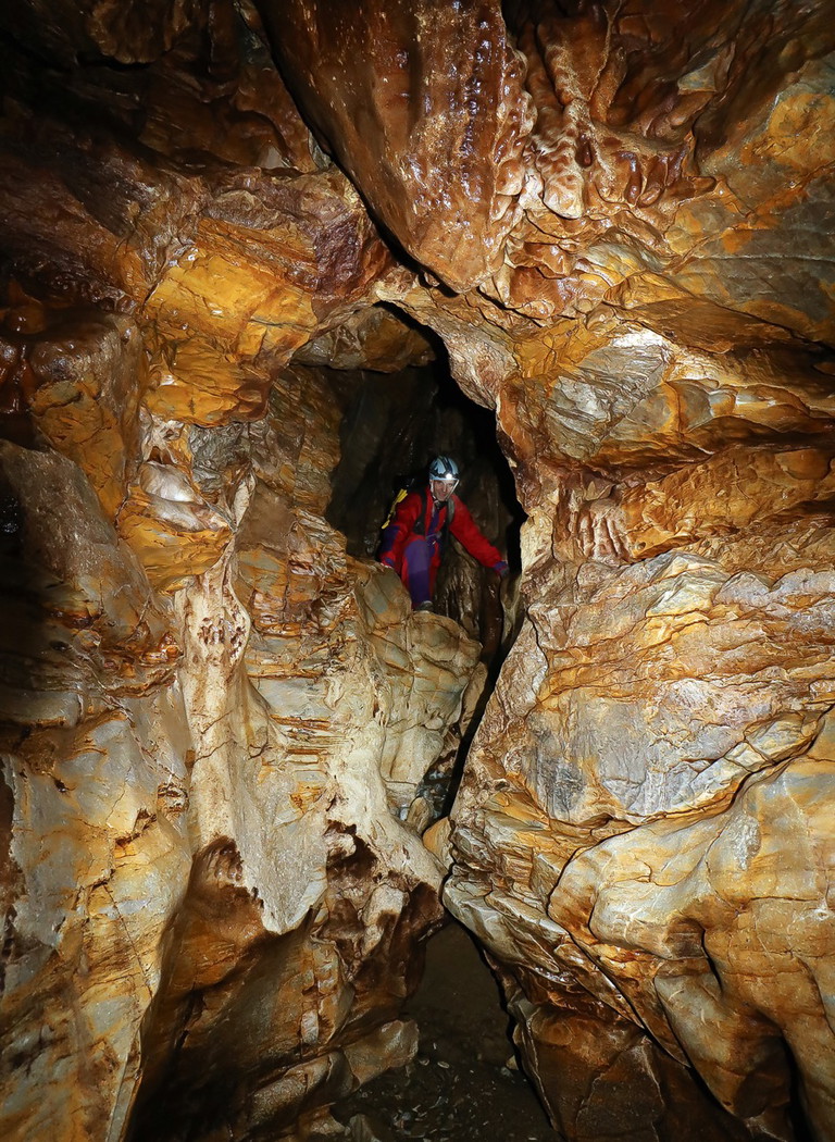 Im Reich der Tropfsteine und Fledermäuse. Die Lurgrotte nördlich von Graz kann man auf befestigten Wegen besichtigen – oder als Kraxel- und »Kneipp«-Abenteuer.