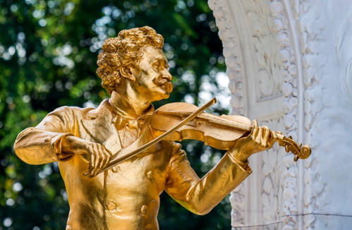 Im Dreivierteltakt: Am Ball wird auch dem »Walzerkönig« Johann Strauss gehuldigt, der heuer 200 Jahre alt geworden wäre. 