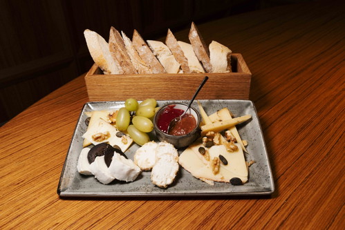Gemischter Käse mit Chutney.