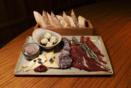 »Wilde« Weindlplatte mit Streichwurst, Käse, Schinken, Würstl und Chutney.