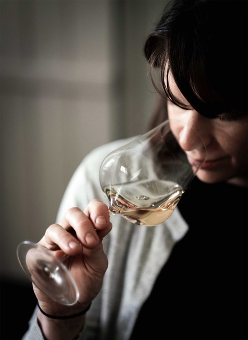 Katharina Tinnacher verbringt im Winter viel Zeit im Keller. Sie kostet die jungen Weine regelmäßig. Wichtig ist 
auch, dass die Fässer spundvoll sind.