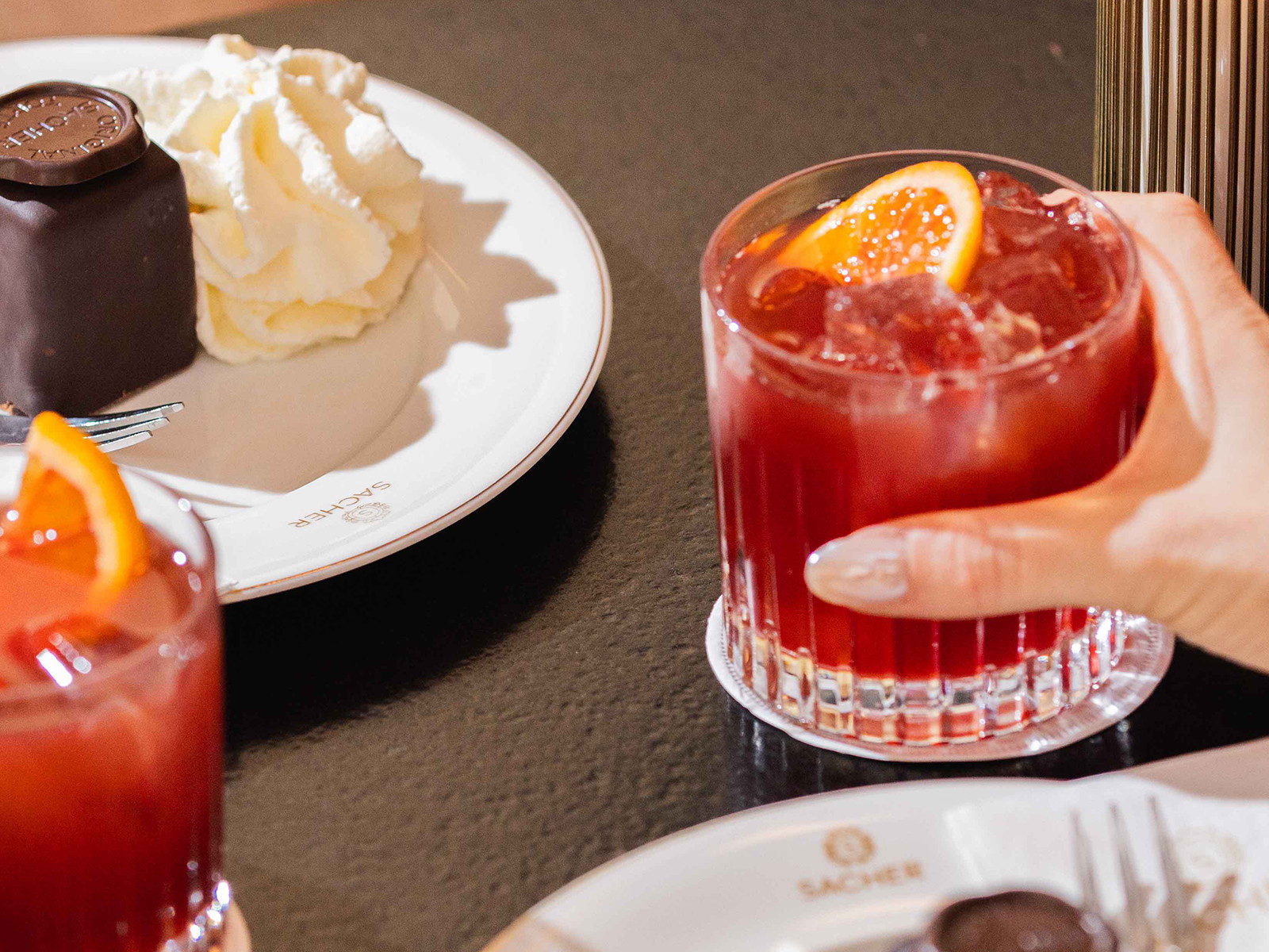 Negroni und Original Sacherwürfel gibt es während der Ballsaison im «Salon Sacher«