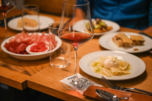In der «OLO Bar» gibt es neo-italienische Küche und eine erlesene Auswahl an feinen Weinen.