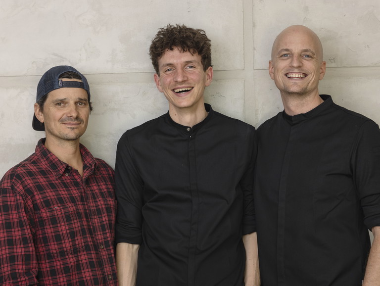 Das Team hinter »Vegan Fine Dining«: Hansi Heckmair, Foto- und Videograf und einer der Gründer der »Vegan Masterclass«, Andreas Leib Küchenchef in »Copien’s Kitchen« und Sebastian Copien.