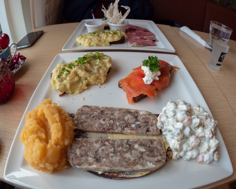 Isländische Delikatessen: Schafkopfgelee, geräucherte Forellen, Bohnensalat, Kartoffelpüree und Fisch mit Rüben.